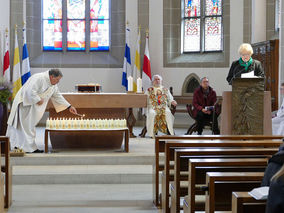 Segnung der Gräber auf dem Friedhof in Naumburg (© Karl-Franz Thiede)
